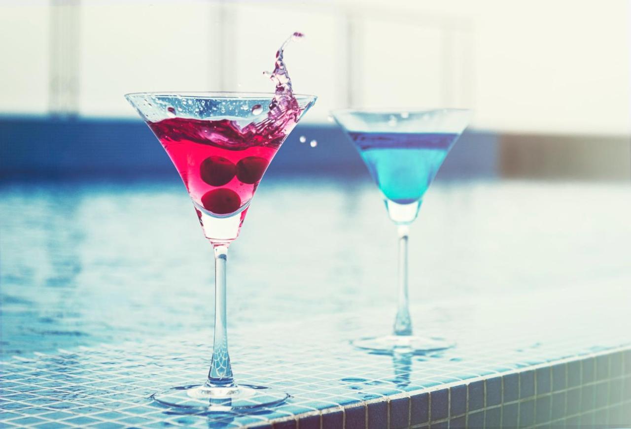 Holiday Inn Kolkata Airport By Ihg Eksteriør billede A cosmopolitan (left) and a Blue Hawaii (right)