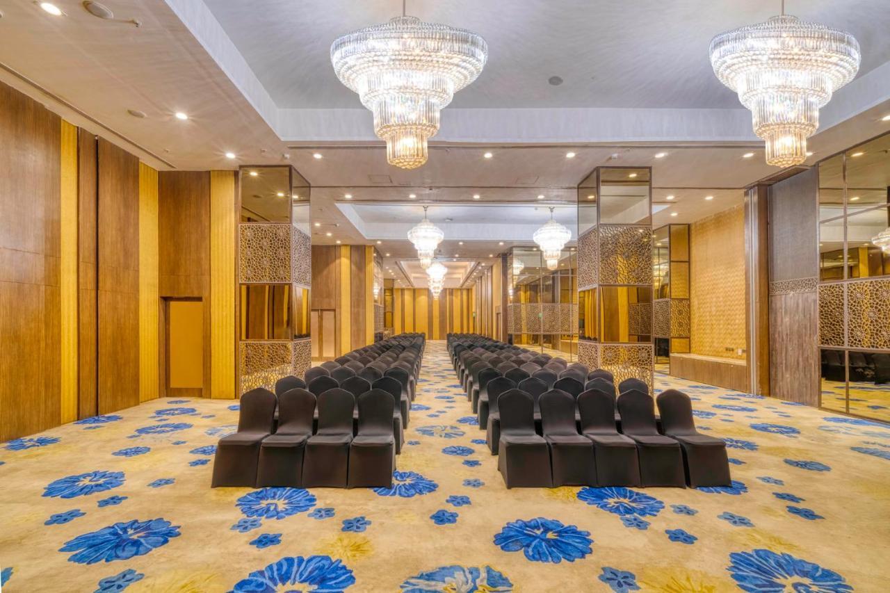 Holiday Inn Kolkata Airport By Ihg Eksteriør billede The ballroom
