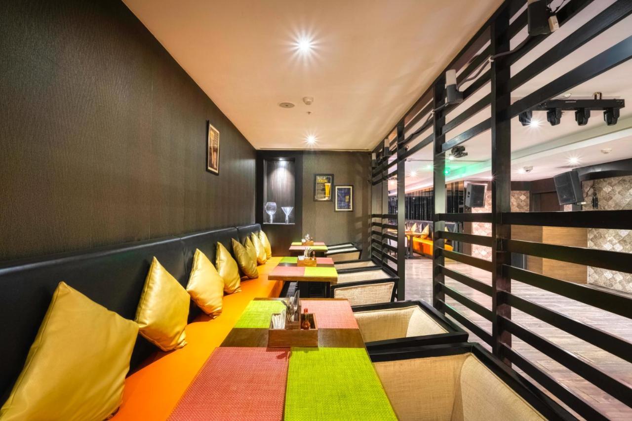 Holiday Inn Kolkata Airport By Ihg Eksteriør billede The interior of a restaurant in the hotel