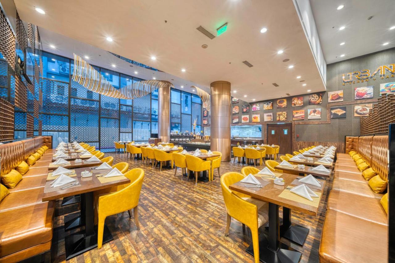 Holiday Inn Kolkata Airport By Ihg Eksteriør billede The interior of the restaurant