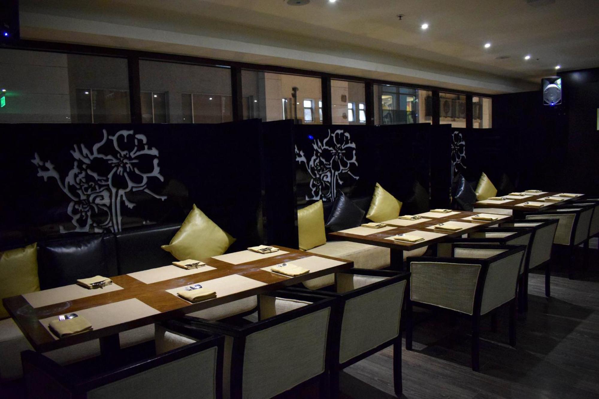 Holiday Inn Kolkata Airport By Ihg Eksteriør billede Interior of a restaurant in the hotel