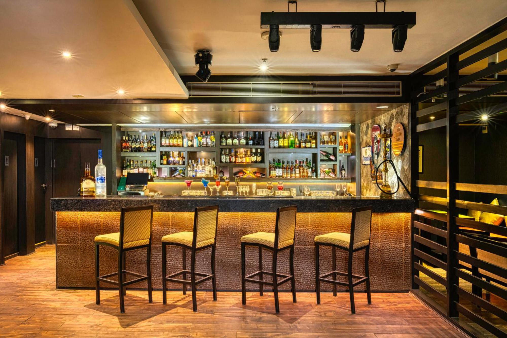 Holiday Inn Kolkata Airport By Ihg Eksteriør billede The bar at the 1919 Restaurant