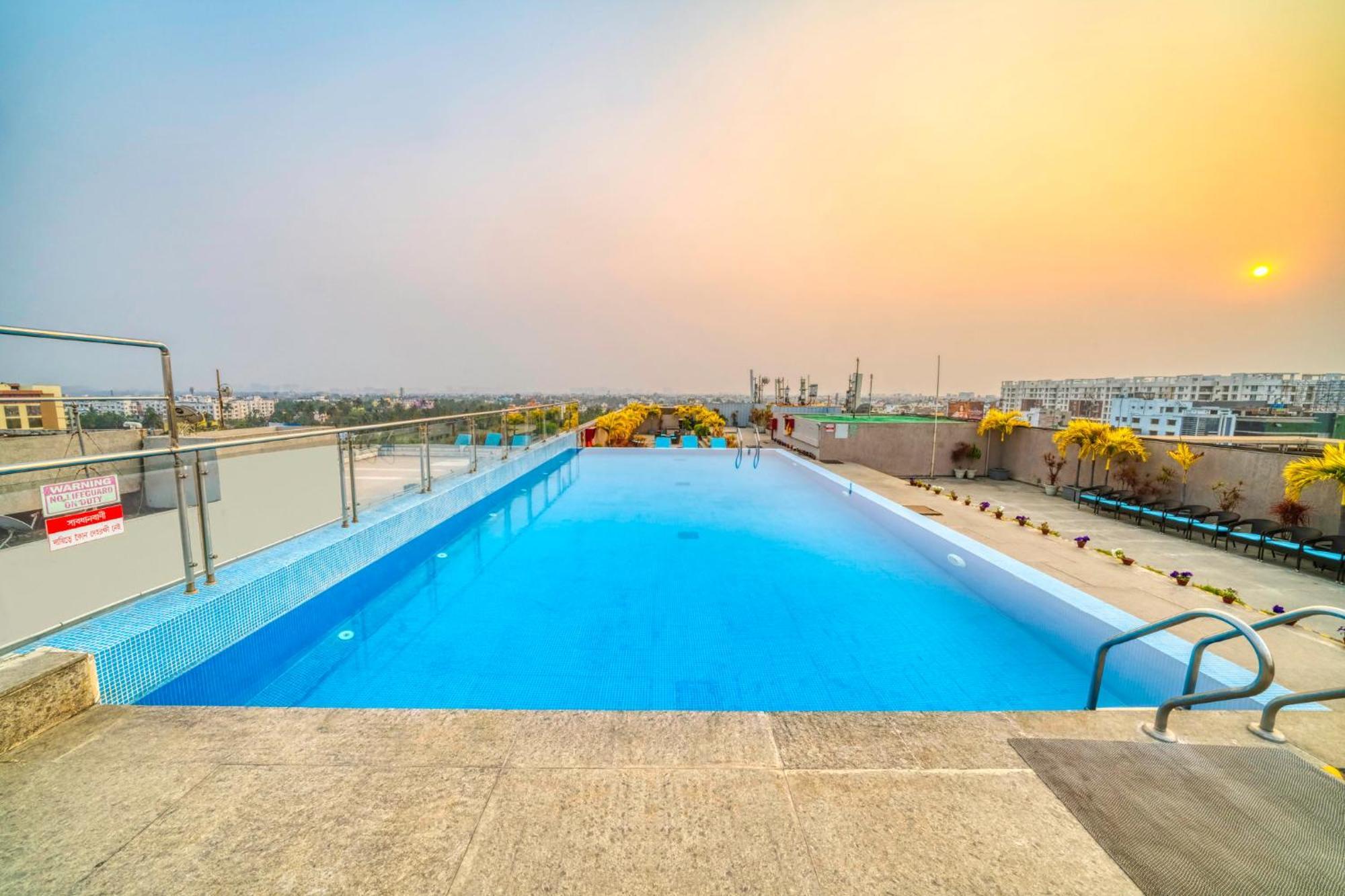 Holiday Inn Kolkata Airport By Ihg Eksteriør billede Swimming pool in India