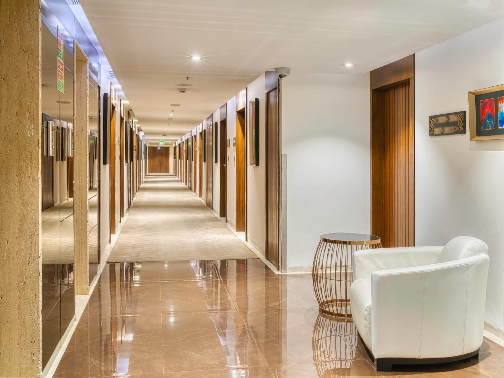 Holiday Inn Kolkata Airport By Ihg Eksteriør billede A corridor at the hotel