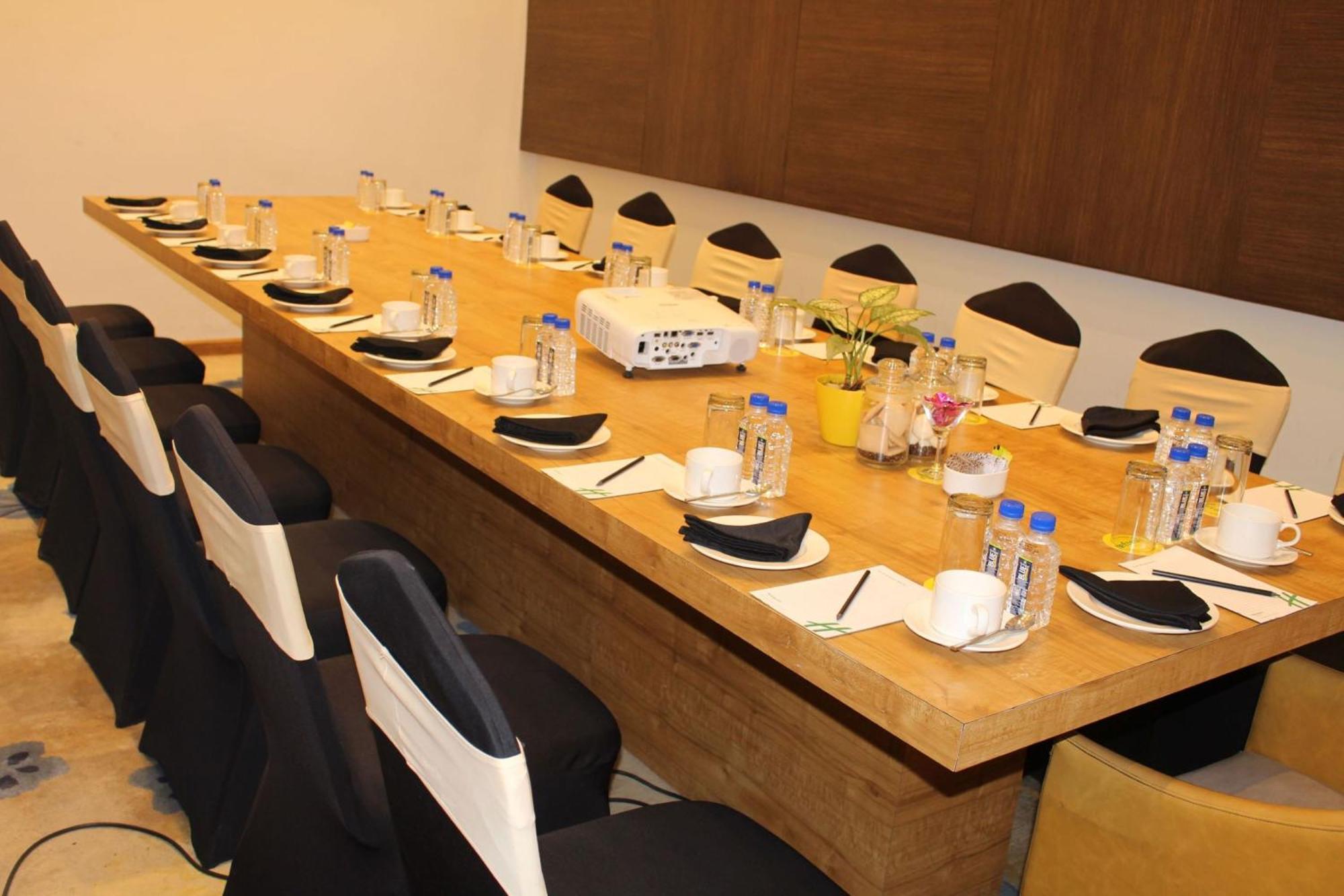 Holiday Inn Kolkata Airport By Ihg Eksteriør billede A meeting room at the hotel